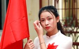 [ẢNH] Nữ sinh cầm cờ thu hút mọi ánh nhìn tại lễ xuất quân trường Ngô Sỹ Liên