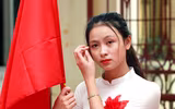 [ẢNH] Nữ sinh cầm cờ thu hút mọi ánh nhìn tại lễ xuất quân trường Ngô Sỹ Liên