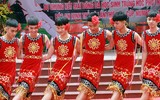 [ẢNH] Cầu thủ trường Ngô Sỹ Liên mặc váy múa 