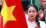 [ẢNH] Nữ sinh cầm cờ thu hút mọi ánh nhìn tại lễ xuất quân trường Ngô Sỹ Liên