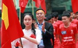 [ẢNH] Nữ sinh cầm cờ thu hút mọi ánh nhìn tại lễ xuất quân trường Ngô Sỹ Liên