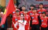 [ẢNH] Nữ sinh cầm cờ thu hút mọi ánh nhìn tại lễ xuất quân trường Ngô Sỹ Liên