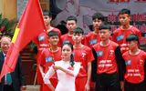 [ẢNH] Nữ sinh cầm cờ thu hút mọi ánh nhìn tại lễ xuất quân trường Ngô Sỹ Liên