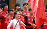 [ẢNH] Nữ sinh cầm cờ thu hút mọi ánh nhìn tại lễ xuất quân trường Ngô Sỹ Liên