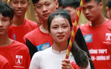 [ẢNH] Nữ sinh cầm cờ thu hút mọi ánh nhìn tại lễ xuất quân trường Ngô Sỹ Liên