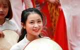 [ẢNH] Nữ sinh cầm cờ thu hút mọi ánh nhìn tại lễ xuất quân trường Ngô Sỹ Liên