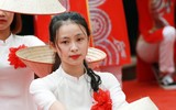 [ẢNH] Nữ sinh cầm cờ thu hút mọi ánh nhìn tại lễ xuất quân trường Ngô Sỹ Liên