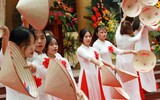 [ẢNH] Cầu thủ trường Ngô Sỹ Liên mặc váy múa 