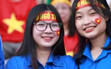[ẢNH] Nữ sinh cổ vũ hết mình, khuấy động khán đài trận chung kết