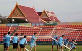 [ẢNH] Thầy Park trầm ngâm trong buổi tập đầu tại Thái Lan
