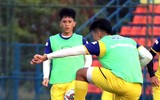 [ẢNH] Thầy Park trầm ngâm trong buổi tập đầu tại Thái Lan