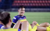 [ẢNH] Thầy Park trầm ngâm trong buổi tập đầu tại Thái Lan