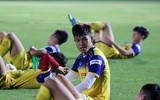 [ẢNH] Thầy Park trầm ngâm trong buổi tập đầu tại Thái Lan