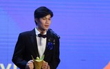 Ánh Viên thẹn thùng trong tà áo dài lên nhận thưởng
