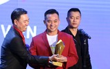 Ánh Viên thẹn thùng trong tà áo dài lên nhận thưởng