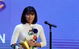 Ánh Viên thẹn thùng trong tà áo dài lên nhận thưởng