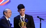 Ánh Viên thẹn thùng trong tà áo dài lên nhận thưởng