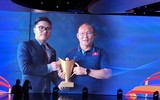 Ánh Viên thẹn thùng trong tà áo dài lên nhận thưởng