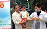 [ẢNH] Người dân Hạ Mỗ hứng khởi nhận 1.600 chai nước rửa tay khô miễn phí