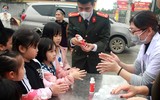 [ẢNH] Người dân Hạ Mỗ hứng khởi nhận 1.600 chai nước rửa tay khô miễn phí