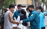 [ẢNH] Cuộc sống người dân trong khu cách ly phố Trúc Bạch