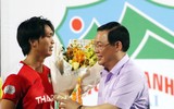 [ẢNH] Hai khán giả đặc biệt trên sân Hàng Đẫy