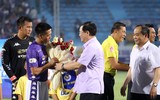 [ẢNH] Hai khán giả đặc biệt trên sân Hàng Đẫy