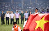 [ẢNH] Hai khán giả đặc biệt trên sân Hàng Đẫy