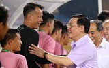 [ẢNH] Hai khán giả đặc biệt trên sân Hàng Đẫy
