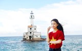 Người đẹp Phùng Bảo Ngọc Vân mang tình yêu đất liền đến với Trường Sa