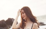 Hoa hậu Ngọc Duyên mặc áo tắm gợi cảm đi dạo dưới hoàng hôn