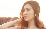 Hoa hậu Ngọc Duyên mặc áo tắm gợi cảm đi dạo dưới hoàng hôn