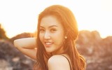 Hoa hậu Ngọc Duyên mặc áo tắm gợi cảm đi dạo dưới hoàng hôn