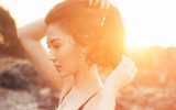 Hoa hậu Ngọc Duyên mặc áo tắm gợi cảm đi dạo dưới hoàng hôn