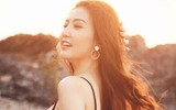 Hoa hậu Ngọc Duyên mặc áo tắm gợi cảm đi dạo dưới hoàng hôn