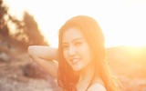 Hoa hậu Ngọc Duyên mặc áo tắm gợi cảm đi dạo dưới hoàng hôn