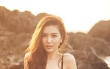Hoa hậu Ngọc Duyên mặc áo tắm gợi cảm đi dạo dưới hoàng hôn