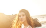 Hoa hậu Ngọc Duyên mặc áo tắm gợi cảm đi dạo dưới hoàng hôn
