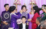 Lê Phương và chồng trẻ không ngừng thể hiện tình yêu tại lễ cưới