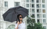 Mâu Thủy tập catwalk bất chấp trời mưa bão