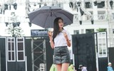 Mâu Thủy tập catwalk bất chấp trời mưa bão