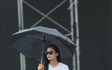 Mâu Thủy tập catwalk bất chấp trời mưa bão