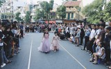 Gần 150 người làm náo nhiệt phố đi bộ với màn nhảy tập thể
