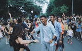 Gần 150 người làm náo nhiệt phố đi bộ với màn nhảy tập thể