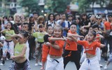 Gần 150 người làm náo nhiệt phố đi bộ với màn nhảy tập thể