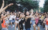 Gần 150 người làm náo nhiệt phố đi bộ với màn nhảy tập thể