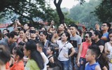 Gần 150 người làm náo nhiệt phố đi bộ với màn nhảy tập thể