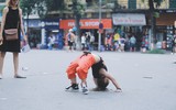 Gần 150 người làm náo nhiệt phố đi bộ với màn nhảy tập thể