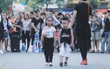 Gần 150 người làm náo nhiệt phố đi bộ với màn nhảy tập thể