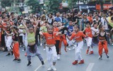 Gần 150 người làm náo nhiệt phố đi bộ với màn nhảy tập thể